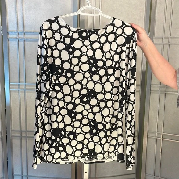 *Black and White Women's Top Size XL - Picture 4 of 4